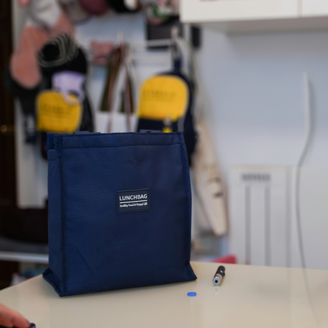 trois sac isothermes bleu, rose et gris avec une lunch box