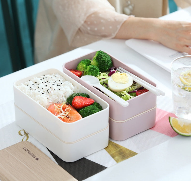 bento box garni de nourriture riz salade de brocoli et fruit 