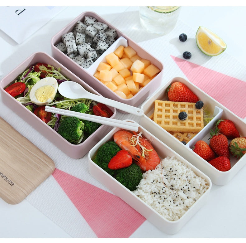 bento box garni de nourriture riz salade fruit 