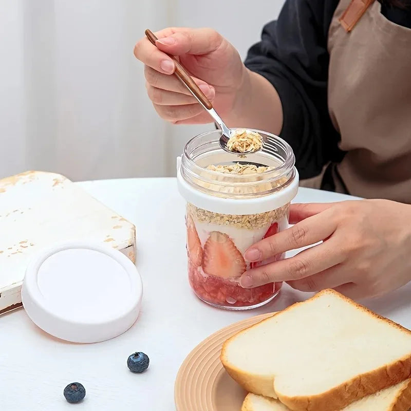 bocal hermétique en verre avec flocon d'avoine et fraise avec couvercle blanc avec une cuillère intégrée avec manche isolant