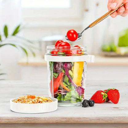 bocal hermétique en verre, couvercle blanc ouvert rempli de salade avec fraise à l'extérieur